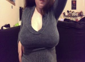 Из большой груди выдавливает в стакан молоко